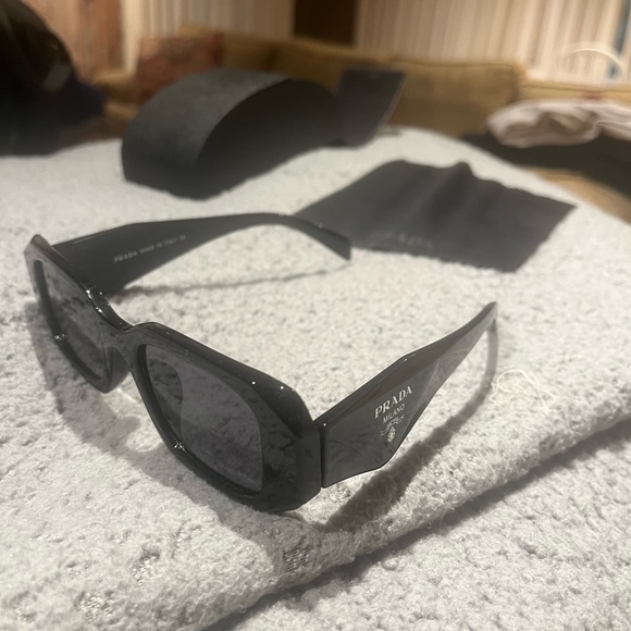 Prada sunglasses - Picture 3 of 5